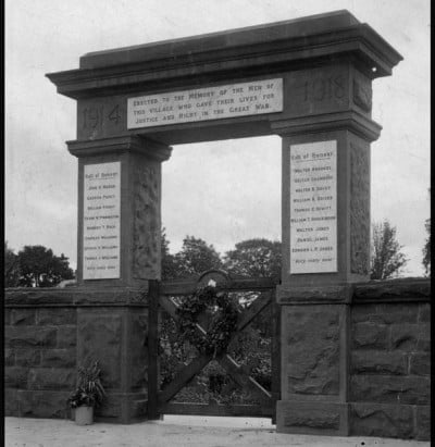 War-memorial-gates 3